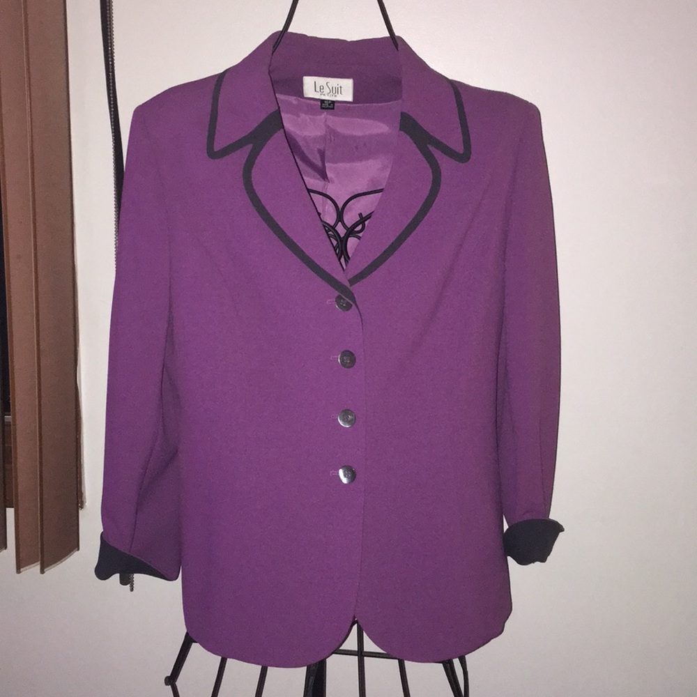 A ladies suit! Size: 16p